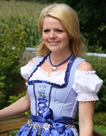 Belinda Dirndl mit Sch rze Bild vergr ern