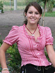 - Blusen und Shirts