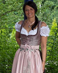 Dirndl Lang Das Sind Trachten Dirndl Und Festliche Dirndl Mit Einem Langen Rock Der Bis Zum Knochel Reicht