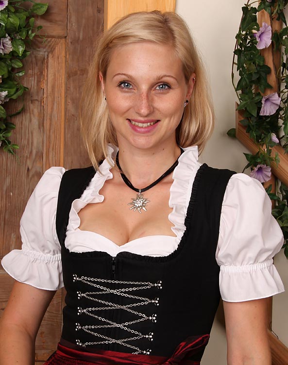 132302 "Katin" dirndl blouse. 